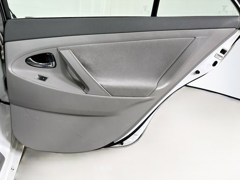 Used 2011 Toyota Camry LE image 27