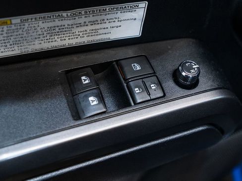 Used 2017 Toyota Tacoma TRD Off-Road image 17