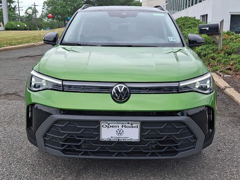 Used 2025 Volkswagen Taos SE FWD image 2