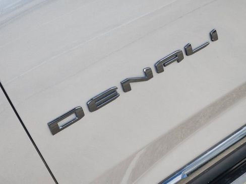 Used 2022 GMC Yukon XL Denali image 12