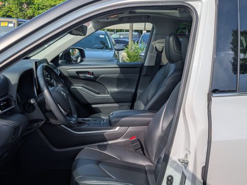 Used 2022 Toyota Highlander XLE AWD/4WD image 17