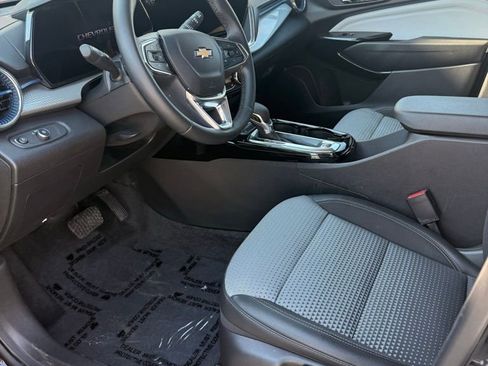 Used 2025 Chevrolet Trax LT w/ LT Convenience Package image 5