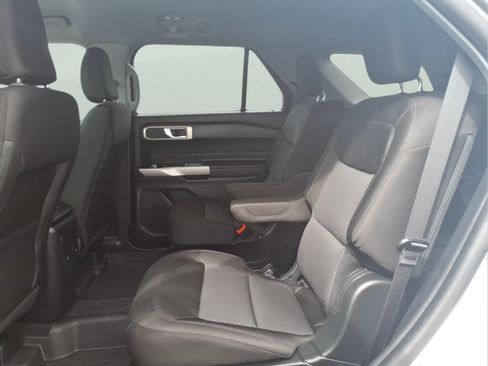 Used 2023 Ford Explorer XLT AWD/4WD image 30