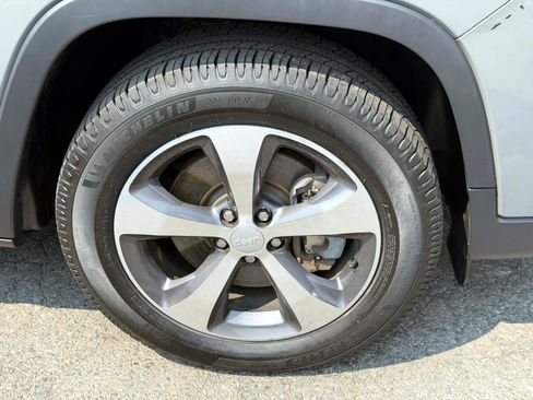 Used 2019 Jeep Cherokee Limited AWD/4WD image 8