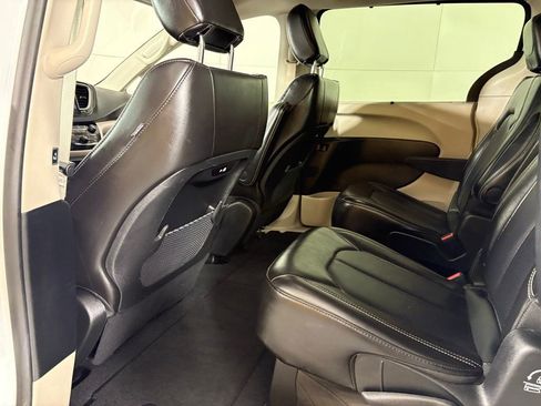 Used 2024 Chrysler Pacifica Touring-L image 36