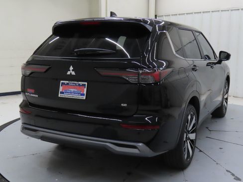 New 2025 Mitsubishi Outlander SE image 3