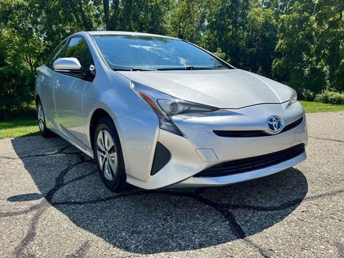 Used 2017 Toyota Prius Three w/ Carpet Mat Package FWD image 3