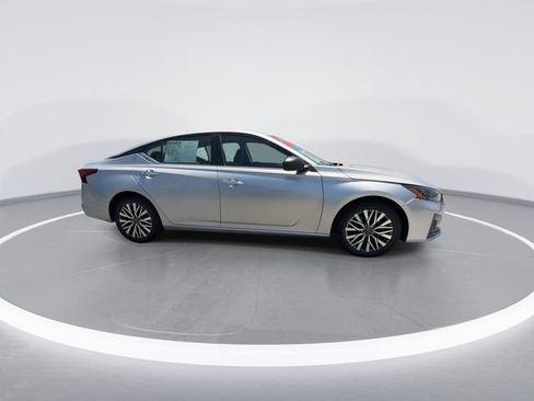 Used 2024 Nissan Altima 2.5 SV FWD image 9