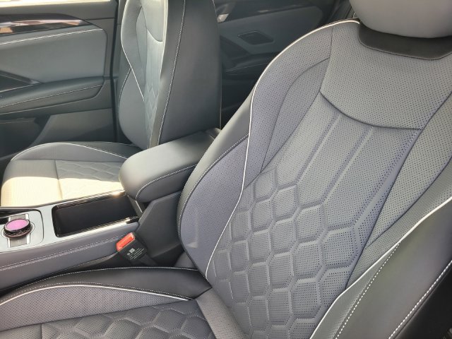 Used 2025 Volkswagen Tiguan SEL R-Line AWD/4WD image 11