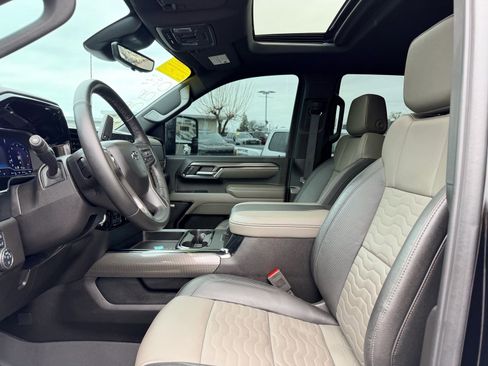 Used 2024 Chevrolet Silverado 2500 ZR2 w/ Technology Package image 3