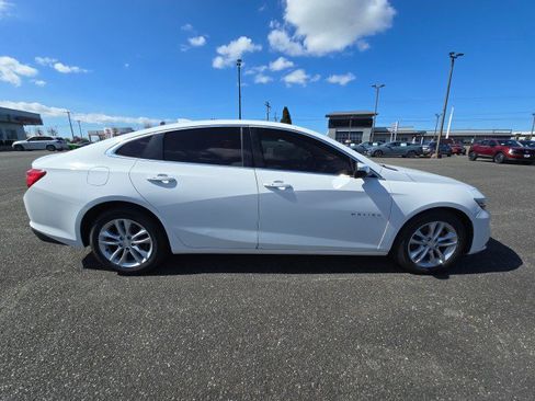 Used 2018 Chevrolet Malibu LT FWD image 2