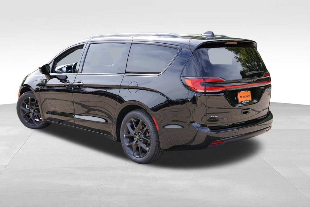 Used 2025 Chrysler Pacifica Limited FWD image 7
