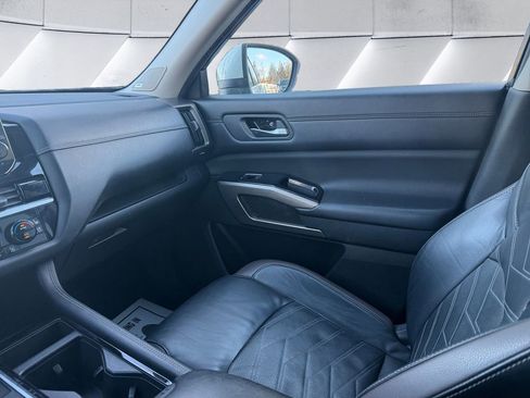 Used 2022 Nissan Pathfinder Platinum w/ Cargo Package image 10