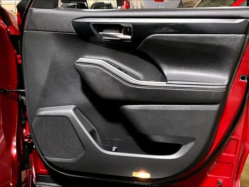 Used 2020 Toyota Highlander XLE image 23