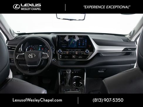 Used 2020 Toyota Highlander Platinum FWD image 9