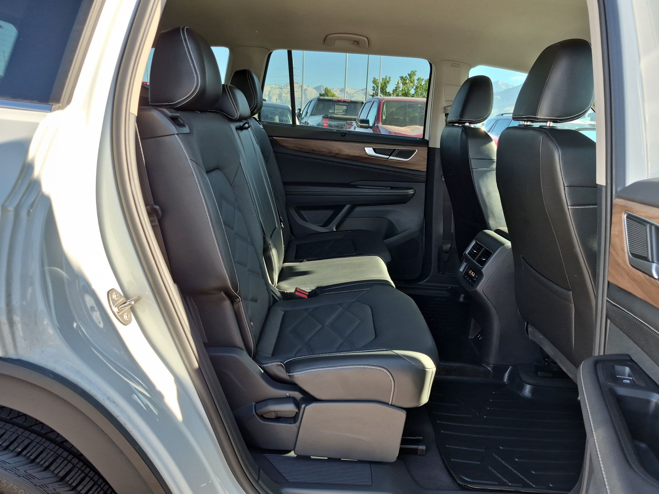 Used 2024 Volkswagen Atlas SE AWD/4WD image 29
