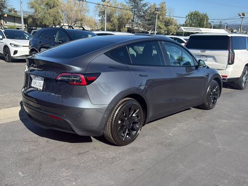 Used 2022 Tesla Model Y Long Range AWD/4WD image 4