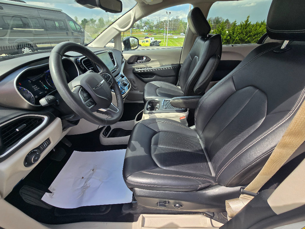 Used 2024 Chrysler Pacifica Touring-L FWD image 11