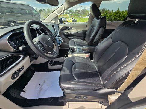 Used 2024 Chrysler Pacifica Touring-L FWD image 11