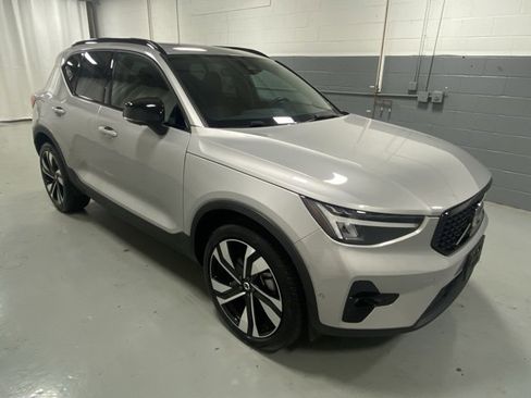 Used 2025 Volvo XC40 B5 Plus image 4