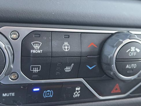 Used 2025 Jeep Wrangler Unlimited Sahara image 29