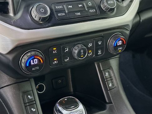 Used 2019 GMC Acadia SLT FWD image 16