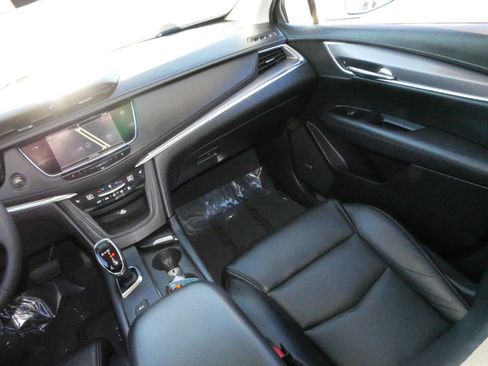 Used 2017 Cadillac XT5 Luxury w/ Driver Awareness Package image 11