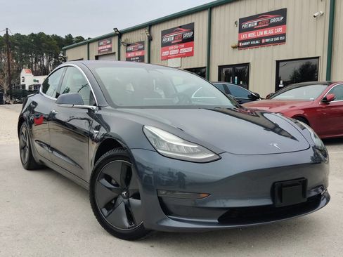 Used 2018 Tesla Model 3 Mid Range image 2