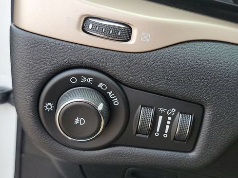 Used 2017 Jeep Cherokee Latitude w/ Cold Weather Group AWD/4WD image 9