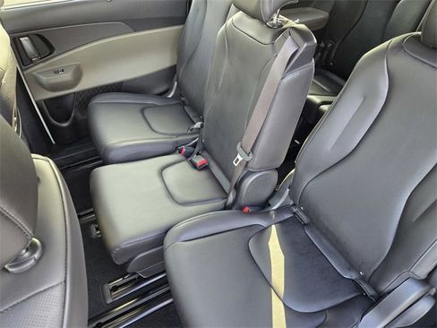 New 2026 Kia Carnival EX image 24