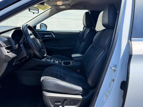 Used 2024 Mitsubishi Outlander FWD image 12