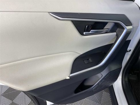 Used 2021 Toyota RAV4 XLE w/ Convenience Package image 27