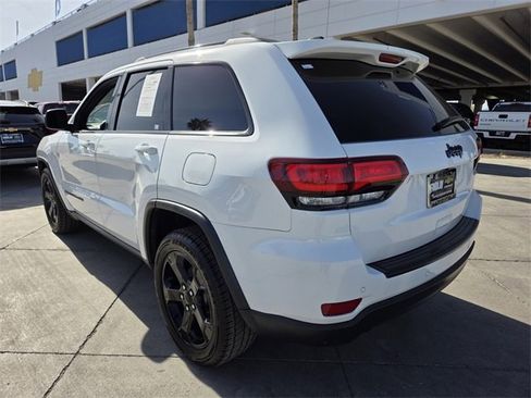 Used 2019 Jeep Grand Cherokee Laredo image 4