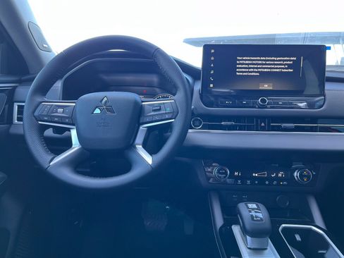 New 2025 Mitsubishi Outlander SE image 11