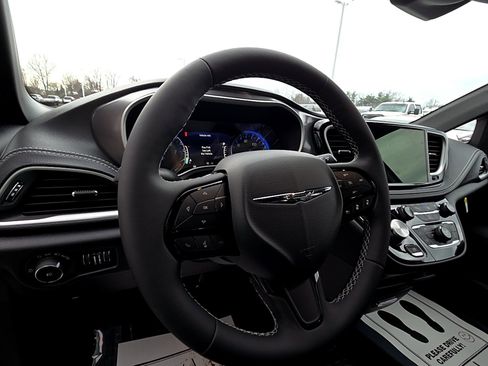 New 2026 Chrysler Pacifica Select image 9