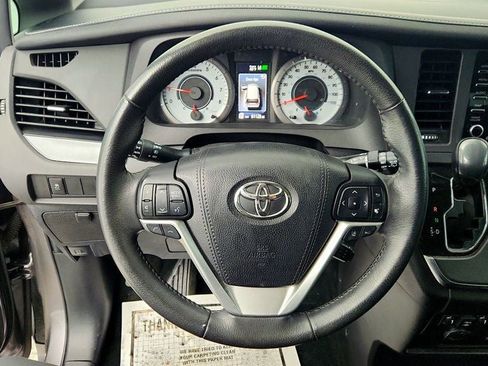 Used 2018 Toyota Sienna SE Premium image 14