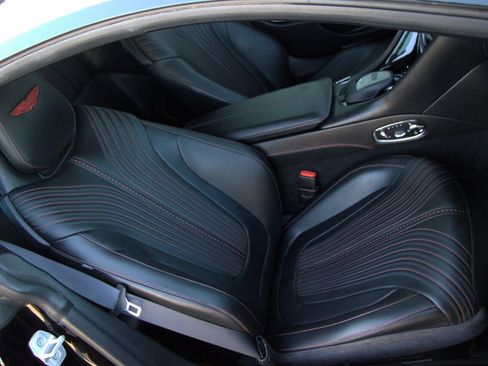 Used 2018 Aston Martin DB11 Coupe image 32