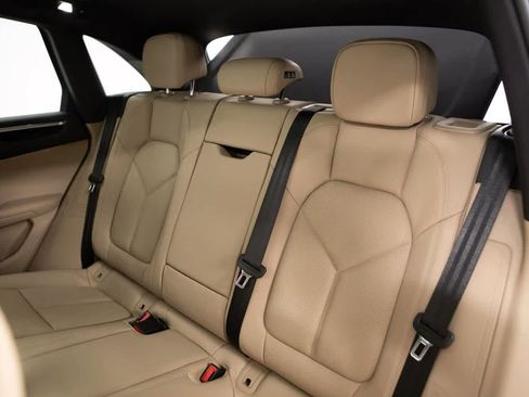 Certified 2025 Porsche Macan image 36