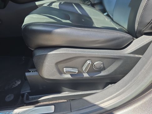 Used 2018 Ford Edge Titanium w/ Equipment Group 302A AWD/4WD image 22