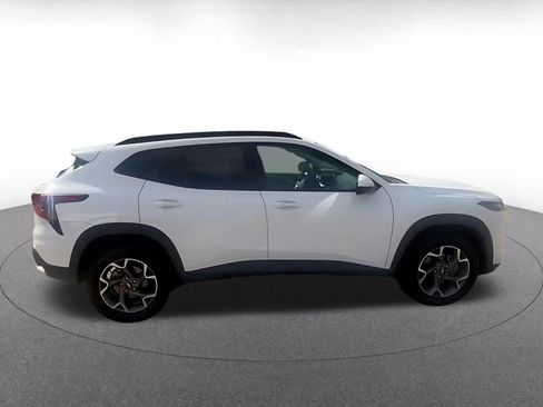 Used 2025 Chevrolet Trax LT w/ LT Convenience Package FWD image 16