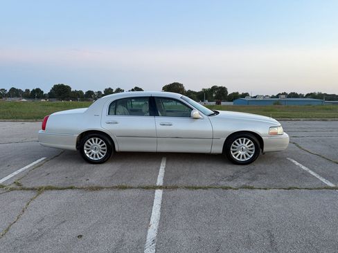 Used 2004 Lincoln Town Car Ultimate image 4