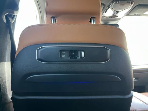 Used 2024 BMW X7 xDrive40i w/ M Sport Package AWD/4WD image 25