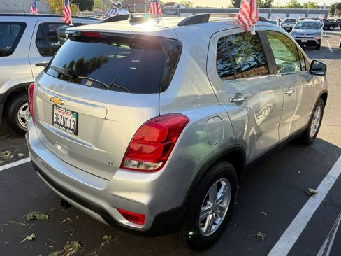 Used 2017 Chevrolet Trax LT w/ LT Convenience Package FWD image 4