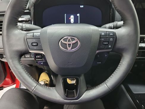 Used 2025 Toyota Camry XLE image 34