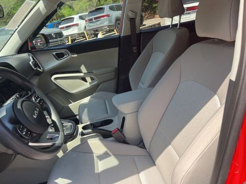 Used 2023 Kia Soul LX w/ LX Technology Package FWD image 8