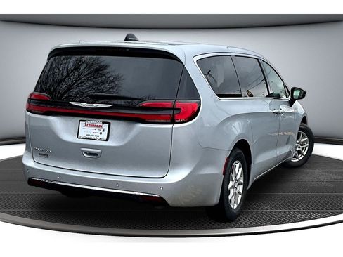 Certified 2024 Chrysler Pacifica Touring-L FWD image 15