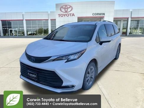 Used 2021 Toyota Sienna XLE w/ XLE Plus Package image 7