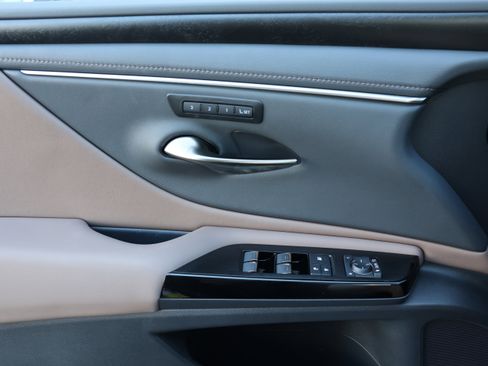 Used 2025 Lexus ES 350 w/ Premium Package image 12