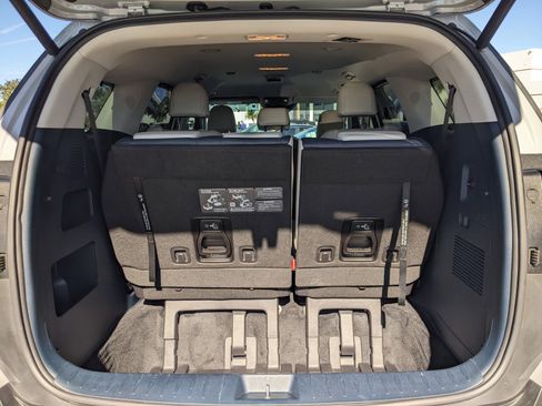 Certified 2025 Kia Carnival EX image 10