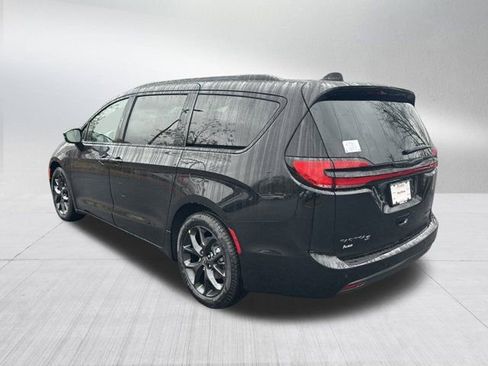 New 2026 Chrysler Pacifica Limited image 7